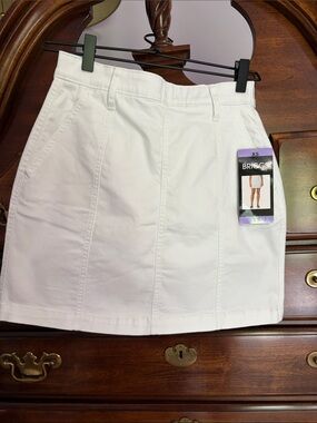 Briggs New York White Mini pull on  Skirt w/shorts, Panel Seams Elastic waist XS